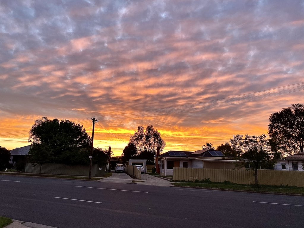 SamHollis22's tweet photo. #albury @bordermail - quality sunrise this morning ๐
#thisistheborder https://t.co/6ScdRqblQN
