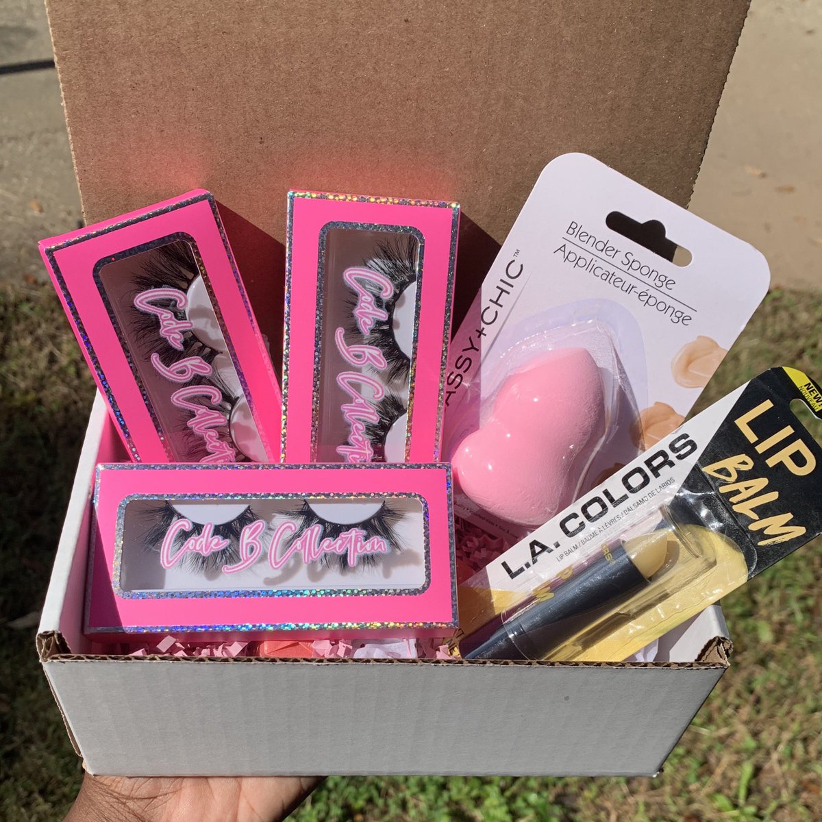 Codebcollection's tweet image. Grab your mystery lash box today! It includes 3 pairs of luxury mink lashes, 2 beauty items and sweet pink treats💕 codebcollection.com/products/the-l…