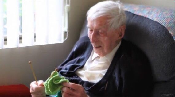 bati_acl's tweet photo. l’homme le plus âgé d'Australie tricote des pulls pour les pingouins blessés 😭 https://t.co/yZ5pHCh5bt