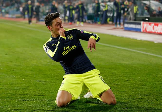 Ozil ni mchezaji mwnye misingi yake na anaiheshimu na hatokaa abadilike. Thanks for your time  @MesutOzil1088 all those 7 years at Arsenal, you have been loyal to the club. You did not deserve to end your life at Arsenal like this. But you will always be in our hearts Legend 