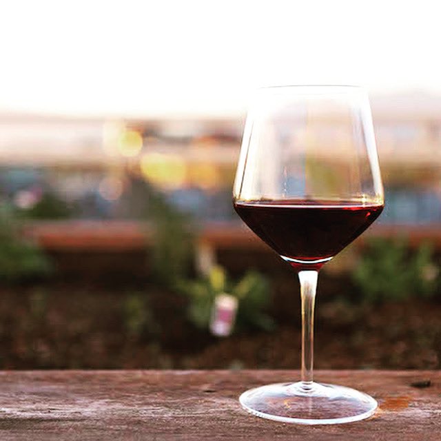 It’s a beautiful day to sit outside enjoying a nice glass of wine 🍷✨

#wine #winelover #redwine #beautifuldaylosangeles 
 instagram.com/p/CGlCnOtAOEd/…