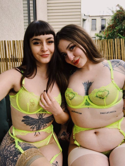 1 pic. 420 sluts w/@FreshieJuice 🌿 https://t.co/2OikzXLdfJ