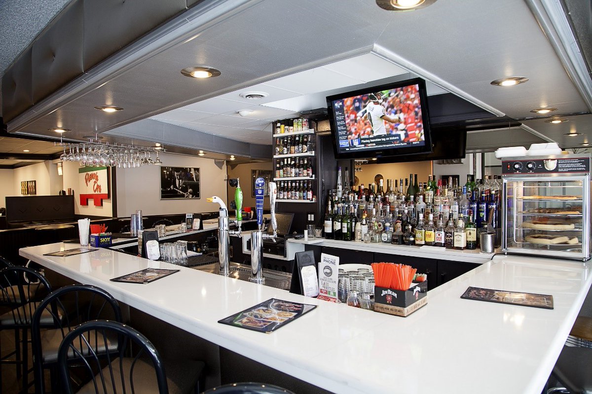 @BWRiverNorth's on-site restaurant, <a href="/EatChicagoPizza/">Pizzeria Ora Chicago</a>, is the perfect spot to enjoy a beer and slice of pizza at the end of a long work day! bit.ly/35L6cpe 

#BusinessTravel #Restaurant #PizzeriaOra #BestWestern #MemberNews