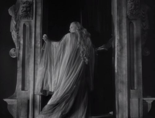 17/31 LA BELLE ET LA BÊTE (1946)A beautiful woman takes her father's place as the prisoner of a Beast and ends up falling for her captor. Cocteau's dreamlike adaptation of the most gothic of fairytales is full of mystery and desire; dark and weirdly erotic. #31DaysOfHalloween