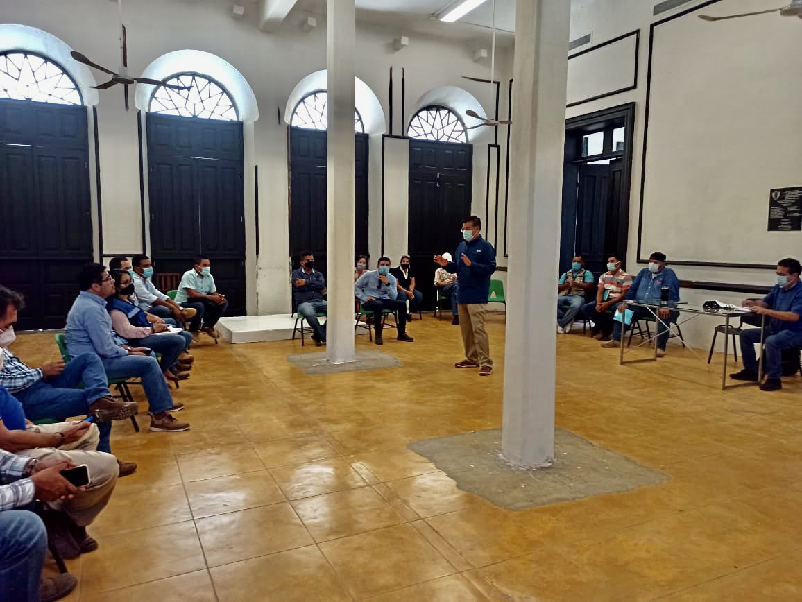 AlvaroRuelasE's tweet photo. Hoy nos reunimos con los constructores de la zona sur del estado, trabajaremos para cumplir en tiempo y con la mejor calidad las obras en las escuelas. Cumpliremos al Gobernador @QuirinoOC en continuar con la calidad #purosinaloa👊. https://t.co/yjXPCI9yY4