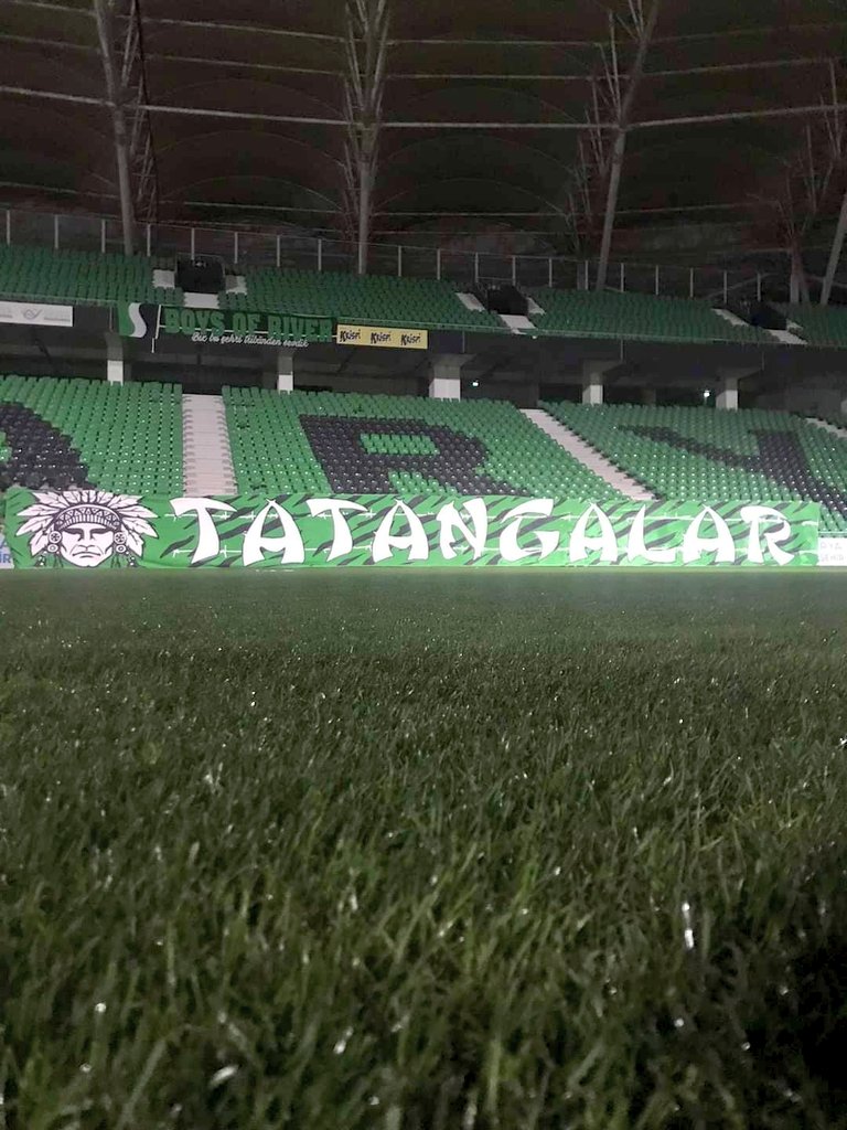 Emek verenler var halen bu tribünde
#YaşasınSadeceSakaryasporluolanlar