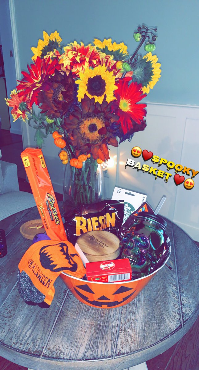 gf did an amazing job picking these flowers ♥️♥️😍#spookybasket #Halloween