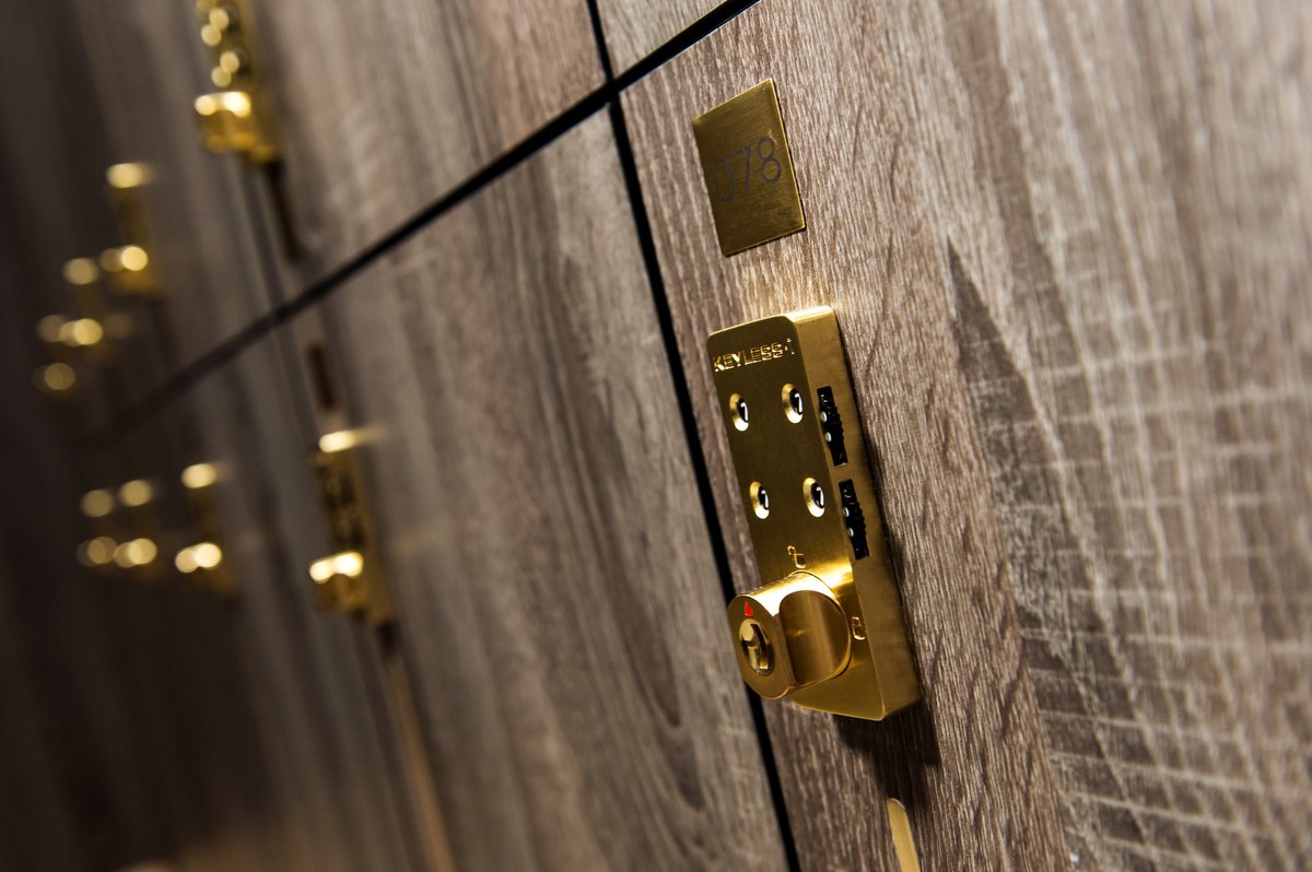 keyless_co's tweet photo. The satin gold Keyless1 shines in The Chelsea Harbour Club, one of London's most iconic health clubs. This sleek, sexy lock is just one of many stunning features in the 5 star health club's changing room! #keylessco #keyless1 #satingold #chelseaharbourclub https://t.co/Q2cIVJTSFt