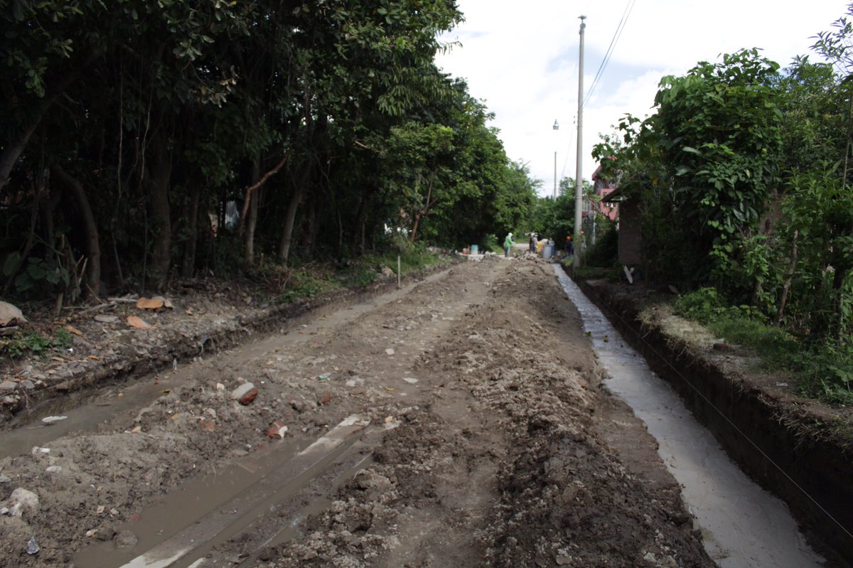 Galy_alcalde's tweet photo. #Div_providencia2 | Supervisando los avances del proyecto de mejoramiento de tramo de calle, en el Pje. #3 de la Colonia Divina Providencia ll. 

@ArenaMunicipal @ARENASanVicente @ARENAOFICIAL 

#GalileoHernández #proyectos2020 https://t.co/XVz2YOrBbG