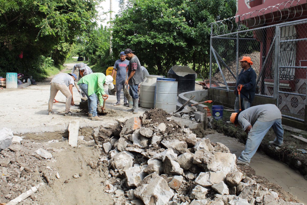 Galy_alcalde's tweet photo. #Div_providencia2 | Supervisando los avances del proyecto de mejoramiento de tramo de calle, en el Pje. #3 de la Colonia Divina Providencia ll. 

@ArenaMunicipal @ARENASanVicente @ARENAOFICIAL 

#GalileoHernández #proyectos2020 https://t.co/XVz2YOrBbG