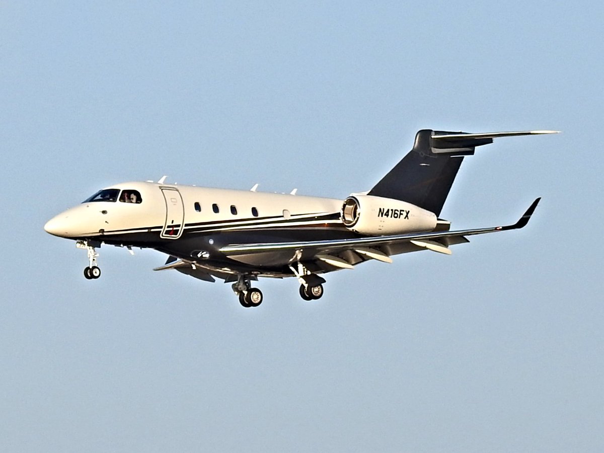 N416FX Embraer EMB 545 Legacy 450 operating as Flexjet LXJ416 on final approach to KSAN runway 27 on 19 October 2020. #avgeek #planespotting https://t.co/SytmMsCqWW