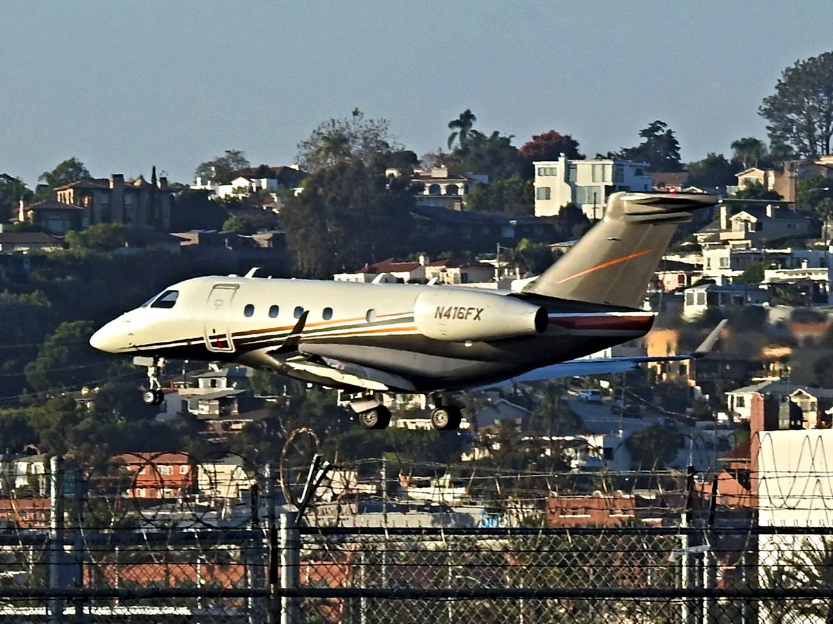 N416FX Embraer EMB 545 Legacy 450 operating as Flexjet LXJ416 landing KSAN runway 27 on 19 October 2020. #avgeek #planespotting https://t.co/ACKT414FNu