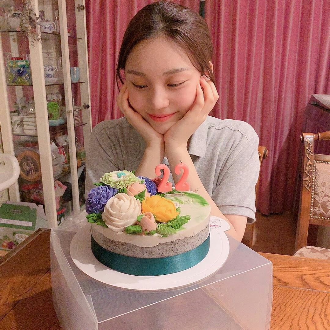 umjispics's tweet image. it’s my birthday 😁