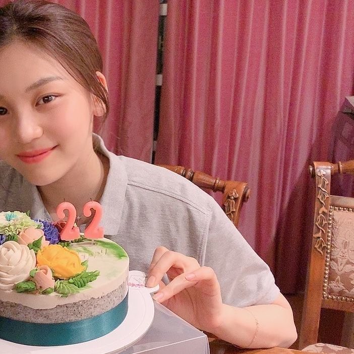 umjispics's tweet image. it’s my birthday 😁