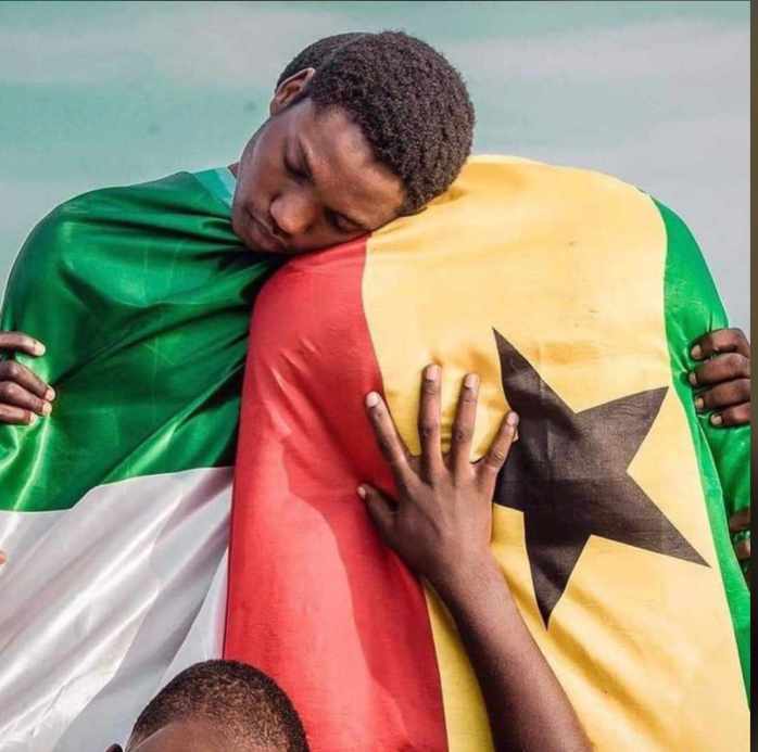Meek_AA's tweet photo. Nigeria, I stand &amp; mourn with you for the loss of the lives of fearless young people who were fighting for a better Nigeria and got martyred at Lekki today. I pray with you all! Out here in Ghana, I see &amp; love you all. We've always been together, Ghana &amp; Nigeria.
#LekkiMassacre https://t.co/P6PqyOyhij