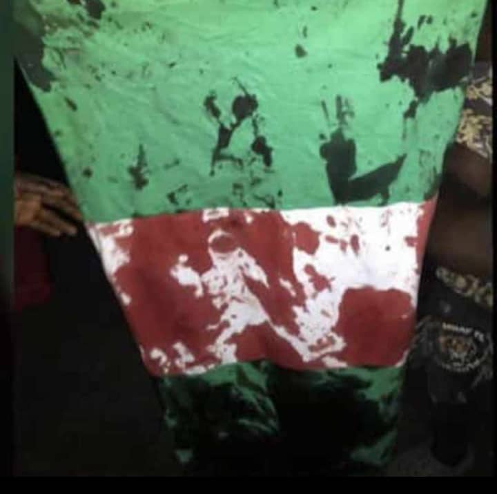 jameseku2's tweet photo. Please wherever you are, 
WHOEVER you are
If you see this please retweet let's fill Twitter with the new shameful flag of NIGERIA. It now contains the blood of innocent Nigerians because they asked for  better

#EndSARS https://t.co/62CfzDF9Lq