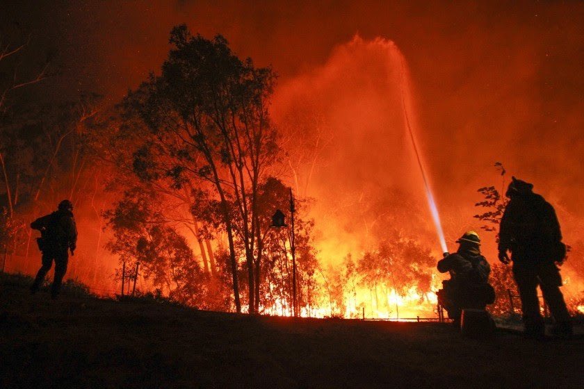 gingermelon71's tweet photo. Btw, you want photos of our fires? Here’s the Lilac Fire which hit North County in 2017. Another one like it would trap all those living in South Morro Hills, thanks to the nearly 600 homes planned to be built there w/ no improved evacuation route. #NoOnL #Oceanside https://t.co/fg5ErS6tX4