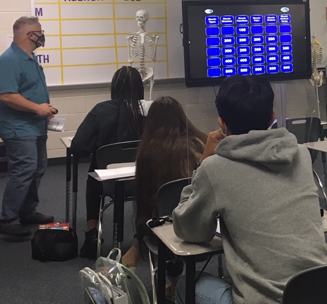 JVHSCIC's tweet image. Mr. Hasson's class demonstrates mastery of medical terminology through a friendly "Rooomies" vs. "Zoomies" Jeopardy game. #CheckingForUnderstanding #FalconsWithAFlightPlan #FalconPride @jvhsprincipal @JerseyVillageHS @TexasTeachers