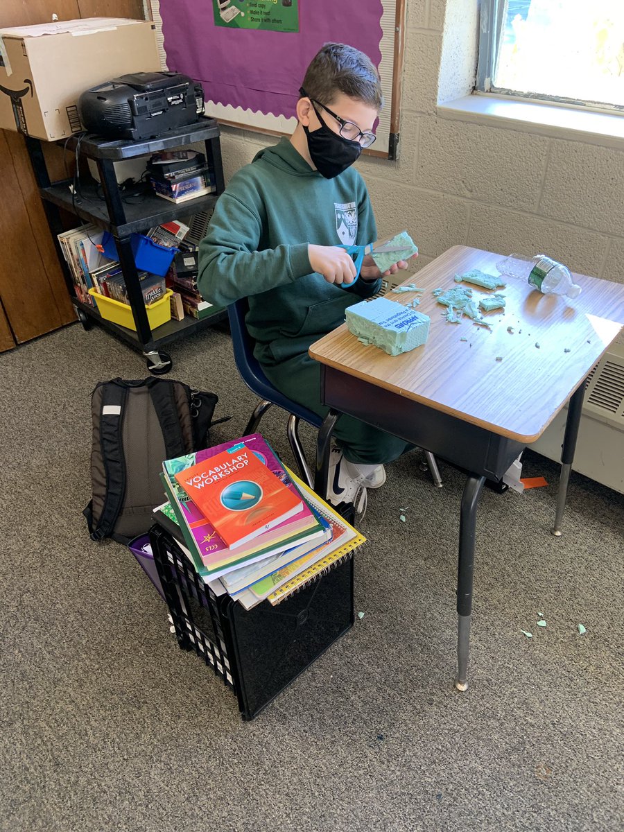 TransfigCS10591's tweet photo. 6th graders are building boats to experiment with buoyancy. @ArchNY_Schools #STEM #BeTransformedatTransfig #6thgradescience #CatholicSchools https://t.co/Rcva1SvIJ5