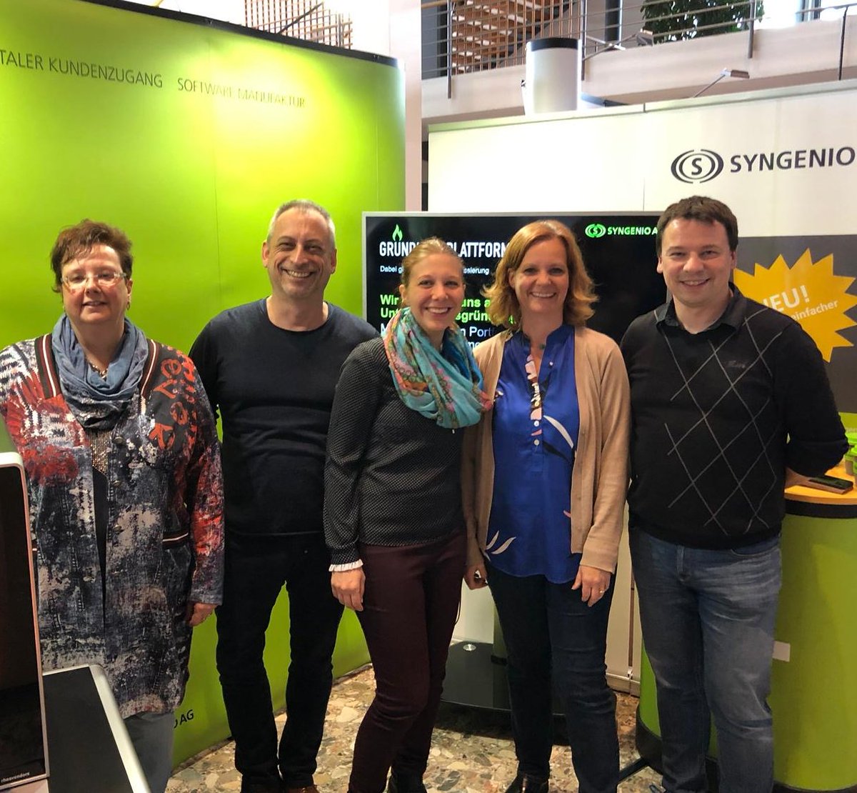 MSpiessl's tweet image. HALLO EHI ! 
Wer die berühmte knallgrüne Wand der @syngenio direkt am Eingang vermisst ... wir sind auch in 2020 wieder da!! Und wir haben @PaywithCharlie mitgebracht ... Unsere virtuelle Stand findet ihr im Zoom-Link hier stream7.hut-gmbh.net/syngenio

#ehikarte #ehipayment #ehibig3