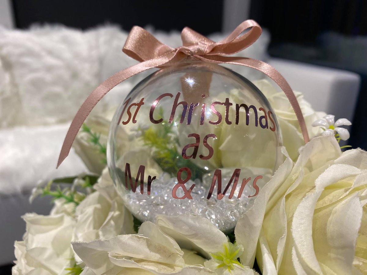 CherryTreeCards's tweet photo. BUY 2, GET 3RD HALF PRICE*

Our 8cm personalised acrylic baubles can either be filled with crystals or feathers.  Vinyl wording along with beautiful satin ribbon and comes in a lovely gift box with gold tissue paper. 

Price per bauble is £14.95 + £3.50 for delivery https://t.co/TDtOMb7Yzv
