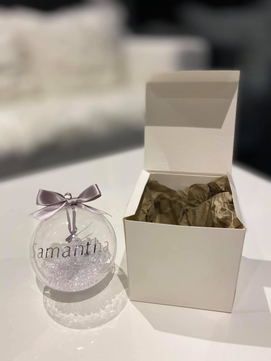 CherryTreeCards's tweet photo. BUY 2, GET 3RD HALF PRICE*

Our 8cm personalised acrylic baubles can either be filled with crystals or feathers.  Vinyl wording along with beautiful satin ribbon and comes in a lovely gift box with gold tissue paper. 

Price per bauble is £14.95 + £3.50 for delivery https://t.co/TDtOMb7Yzv