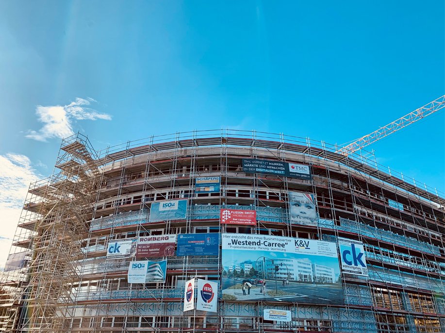 BIG NEWS! 🤩 
Anfang nächsten Jahres werden wir umziehen📦 🏢 

Und wir wollten euch an dem Prozess teilhaben lassen. Hier seht ihr den aktuellen Stand des neuen Gebäudes.  

#eineck #tmcgmbh #umzug