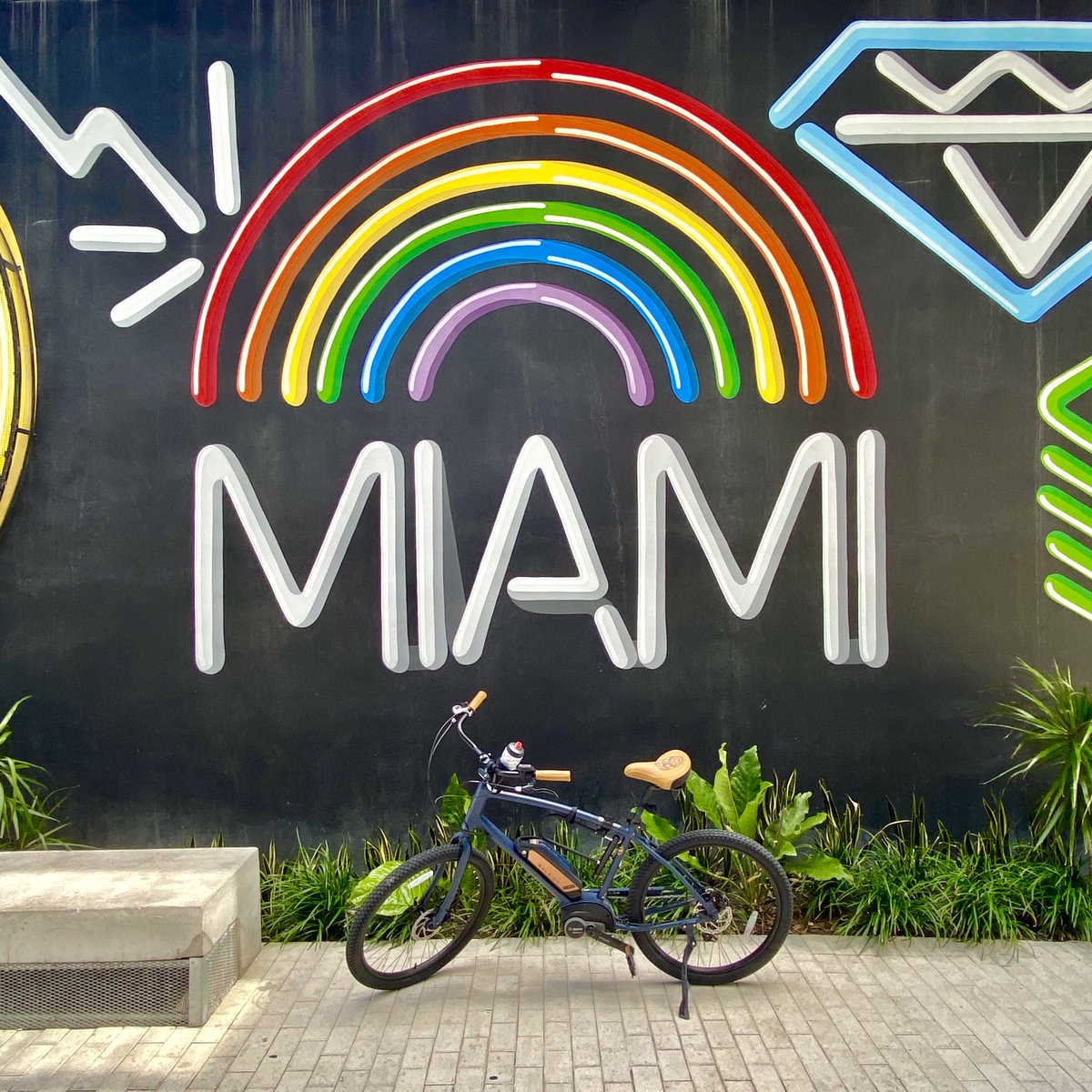 venerides's tweet photo. Paradise found. π
Miami is one of our fav places to explore on bike.
Sun, sea, art and gorgeous views! π
#venerides #ebike #raleigh #retroglide #adventure #urbancycling #cityexploring #greenmobility #electricbike https://t.co/OjNIfUWlwj