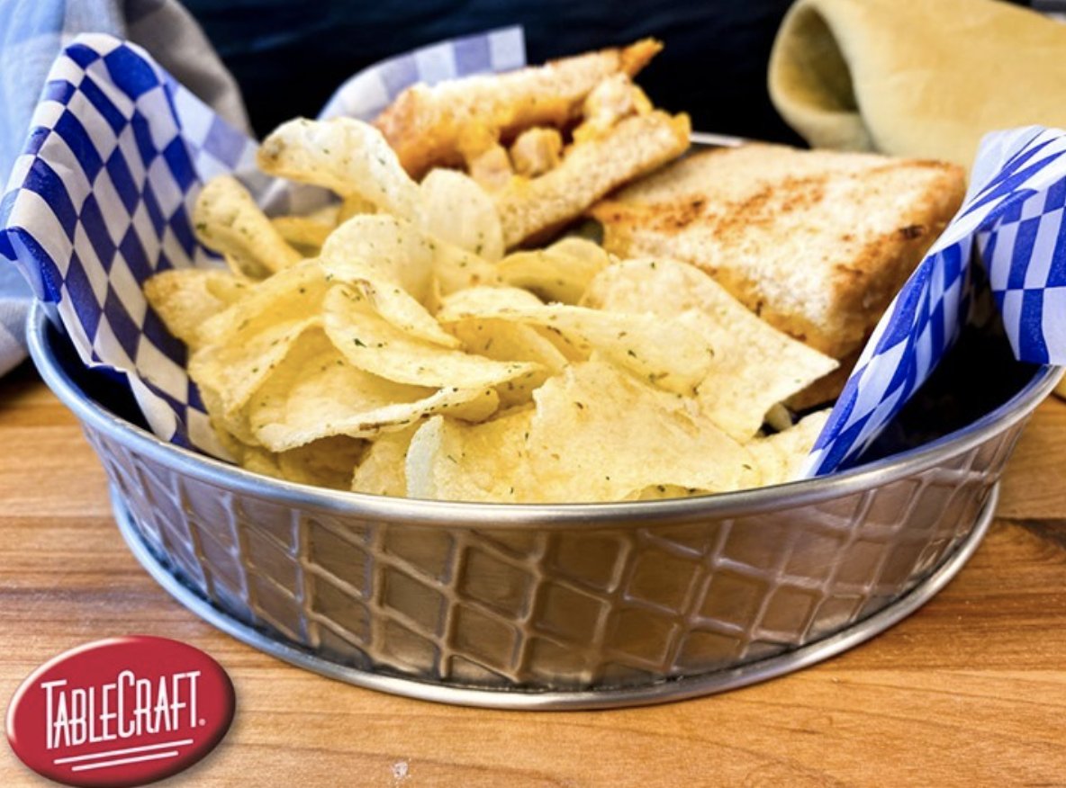 Tabletopjournal's tweet image. Sandwiches served in @tablecraft_fs&apos;s NEW Lattice Collection baskets are 90% yummier, that&apos;s just science! And don&apos;t forget those salty spicy chips! 💯
#TabletopMatters
#LatticeCollection #SandwichandChips #Foodie #RestaurantSupply #TableTopService #bar