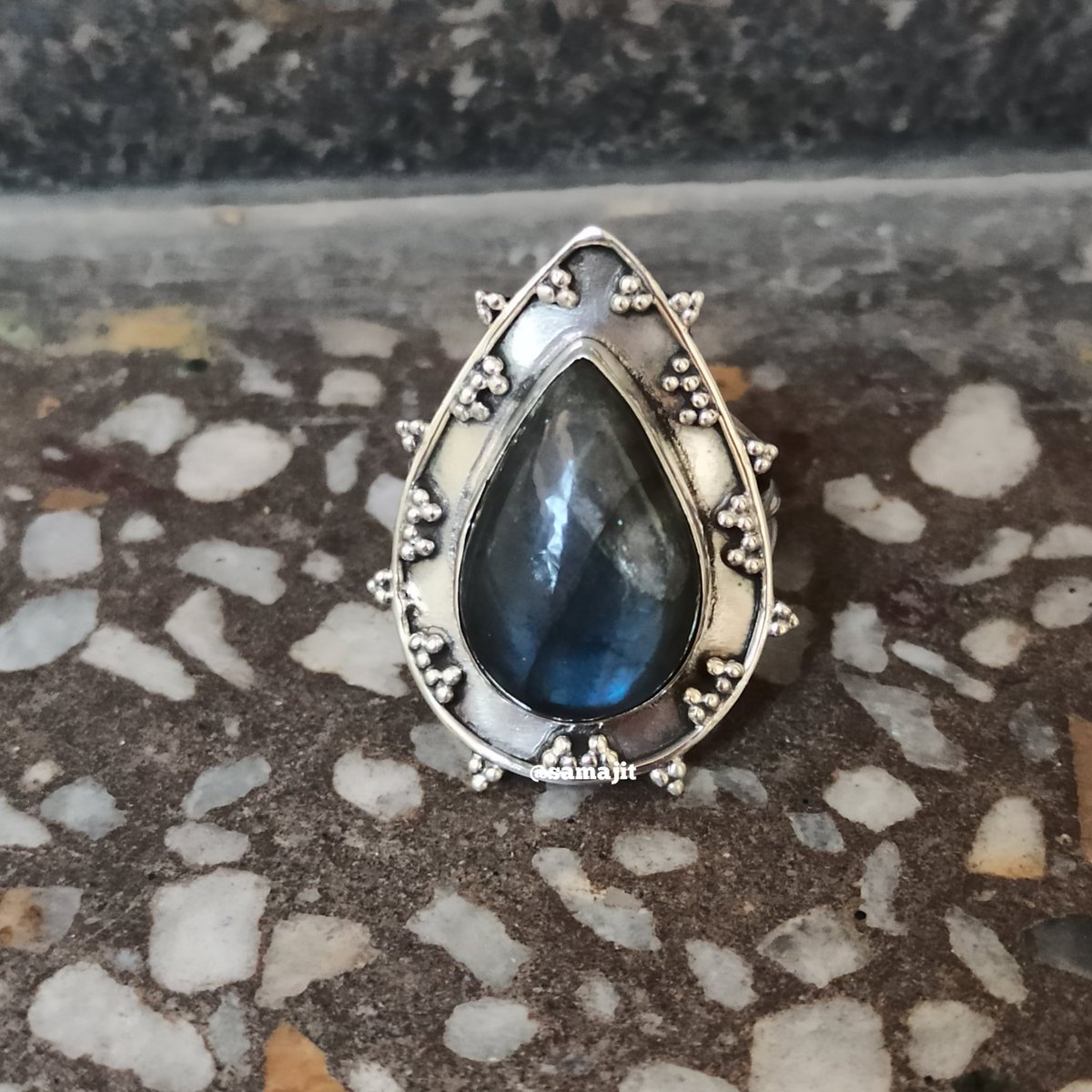 samajit7's tweet photo. Labradorite Ring, 925 Sterling Silver Ring

https://t.co/R2vdtNlB6A

#BlueFineRing #PearStoneRing #GemstoneRing #DesigneRing #YogaRing #UniqueRing #CockailRing #ProposeRing #StatementRing #EngagementRing #NaturalstoneRing #HealingRing #WomenRing #StackableRing #WeddingRing #Exc https://t.co/yEBmxOImj2