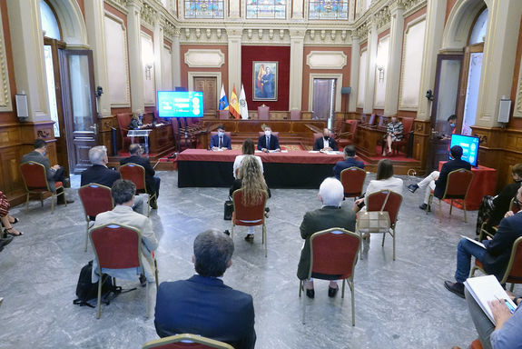 SCBienestarSocial (@cruzsocial) on Twitter photo ℹ️El <a href="/santacruz_ayto/">Ayuntamiento de Santa Cruz de Tenerife</a> celebró la Mesa por la Recuperación y Estabilidad✅ donde La presidenta del IMAS💪🏻,Rosario González, presidirá la Mesa de Equidad Social🤝
Esta es una herramienta participativa🤚🏻 que sirve para generar soluciones consensuadas👥
santacruzdetenerife.es/web/noticias-y… ℹ️El <a href="/santacruz_ayto/">Ayuntamiento de Santa Cruz de Tenerife</a> celebró la Mesa por la Recuperación y Estabilidad✅ donde La presidenta del IMAS💪🏻,Rosario González, presidirá la Mesa de Equidad Social🤝
Esta es una herramienta participativa🤚🏻 que sirve para generar soluciones consensuadas👥
santacruzdetenerife.es/web/noticias-y…