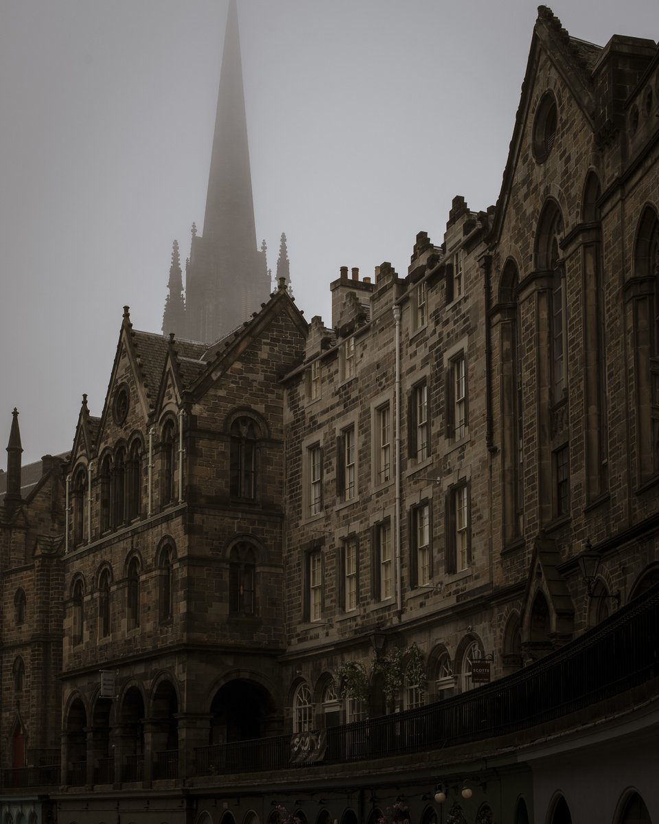 Dark_Academia1's tweet photo. Spooky foggy Edinburgh.
#darkacademia #scotland #edinburgh #photograghy #aesthetic https://t.co/W6mQh12PoL