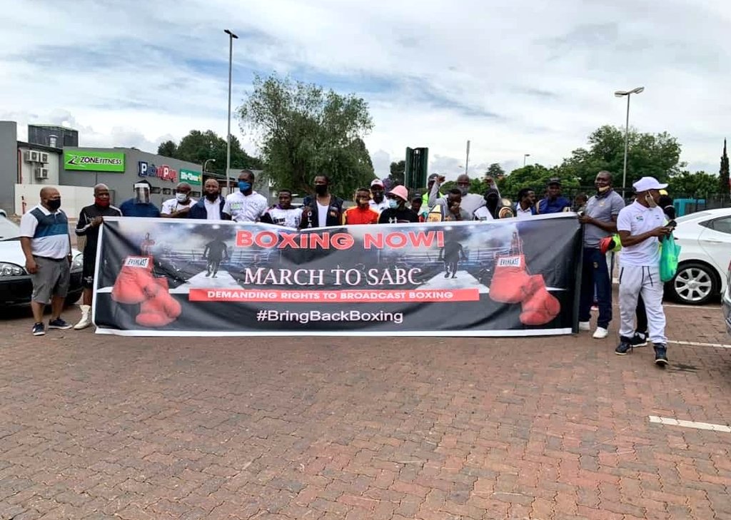 Power987Sport's tweet photo. Bring Back Boxing Organisation, a community of promoters, boxers, managers and general supporters of professional boxing engaged on a peaceful protest-march to SABC Auckland offices to demand inclusion in the programming.

For more listen to @Powerfm987

#BringBackBoxing https://t.co/TitJ5XJ5MG