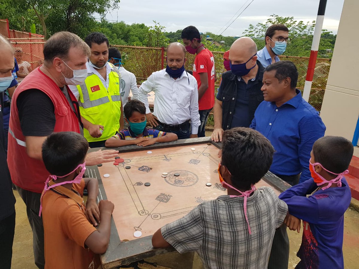 Kamp-17'deki Türk Tepesi'nde yeni tamamlanan <a href="/Kizilay/">Türk Kızılay</a> Sağlık Merkezi'ni RRRC ve CiC yetkilileriyle beraber inceledik. 

<a href="/RedCrescent/">Türk Kızılay International</a> ve <a href="/BDRCS1/">Bangladesh Red Crescent Society (BDRCS)</a> işbirliğinde yürütülen Toplum Merkezi'nde Kızılay Köyü sakinleriyle buluştuk. Burada #Covid_19'a karşı maske üretimi devam ediyor. (5/6)