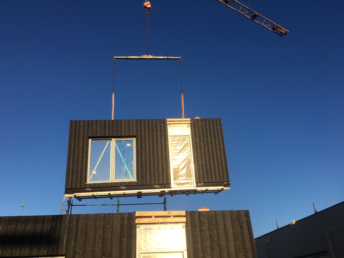 ErwindePoorter's tweet photo. Nye uus wordt opgebouwd Onze prefabwoning i.s.m Zeeuwland krijgt gestalte in Biggekerke Super trots op ontwerp en product Volg en deel @FraanjeBouw https://t.co/RQn4WoFXOY