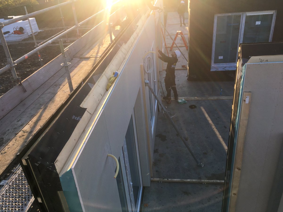 ErwindePoorter's tweet photo. Nye uus wordt opgebouwd Onze prefabwoning i.s.m Zeeuwland krijgt gestalte in Biggekerke Super trots op ontwerp en product Volg en deel @FraanjeBouw https://t.co/RQn4WoFXOY