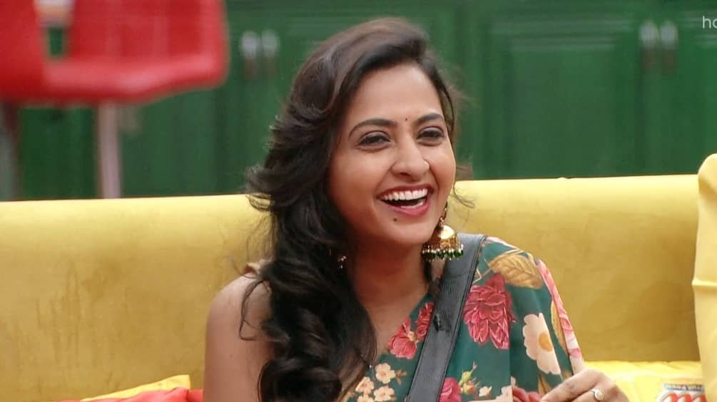  #BiggBossTelugu4 లో  #లాస్య ఇచ్చిన టాస్క్ ప్రతి టాస్క్ తనవంతుగా బాగా ఆడుతుంది.. కానీ హైలెట్ అవ్వదు.అభిప్రాయం నిక్కచ్చిగా చెబుతుంది..కానీ ఎవరినీ హర్ట్ చేయడంలేదుఅదేమిటో కానీ..  #BiggBoss4Telugu ఇంట్లో మొదటి నుంచి అన్నింటిలో ఉన్నది కానీ.. ఉన్నట్లు కనిపించదు 