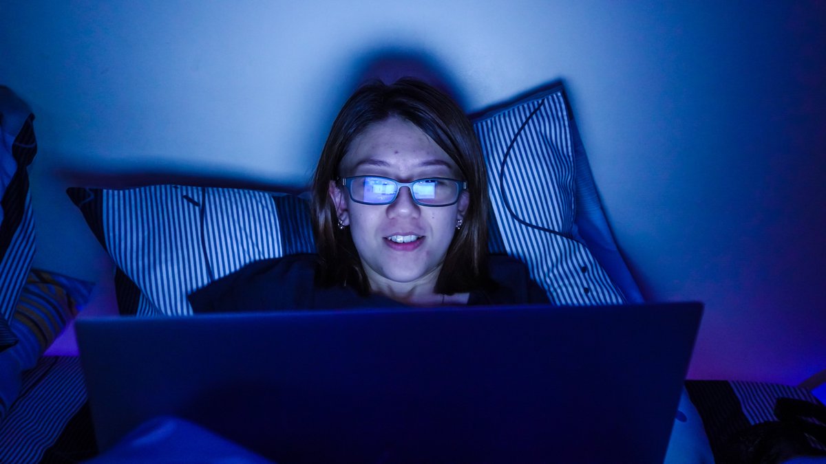 La lumière bleue provoque ce qu’on appelle le Syndrome de la Vision Artificielle. Il s’agit d’un ensemble de troubles lié à la fatigue et à la douleur qui survient suite à une exposition prolongée devant un écran 
➡️bit.ly/389HTT8
#FunFact #Lunettes #Vision