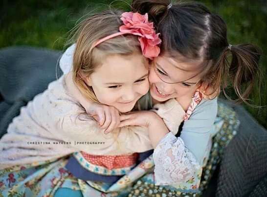 Сестренки обнимаются. Настоящих подруг не бывает. Сестры света. Фотографии с сестрой интересны. Две подружки.