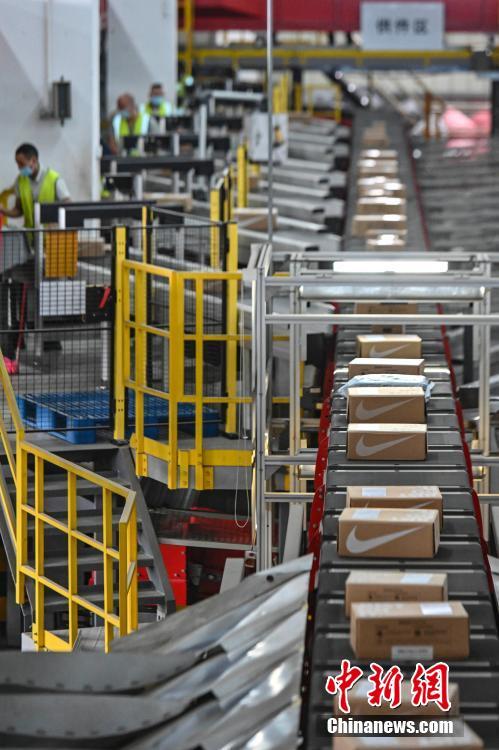 Echinanews's tweet photo. With China's annual "double eleven" shopping festival kicking off in October, courier industry is witnessing its busiest time in the year. The delivery parcels are expected to hit 490 million on a daily basis about two times more than the normal business volume. #ChinaBiz https://t.co/23NcG3VaIj
