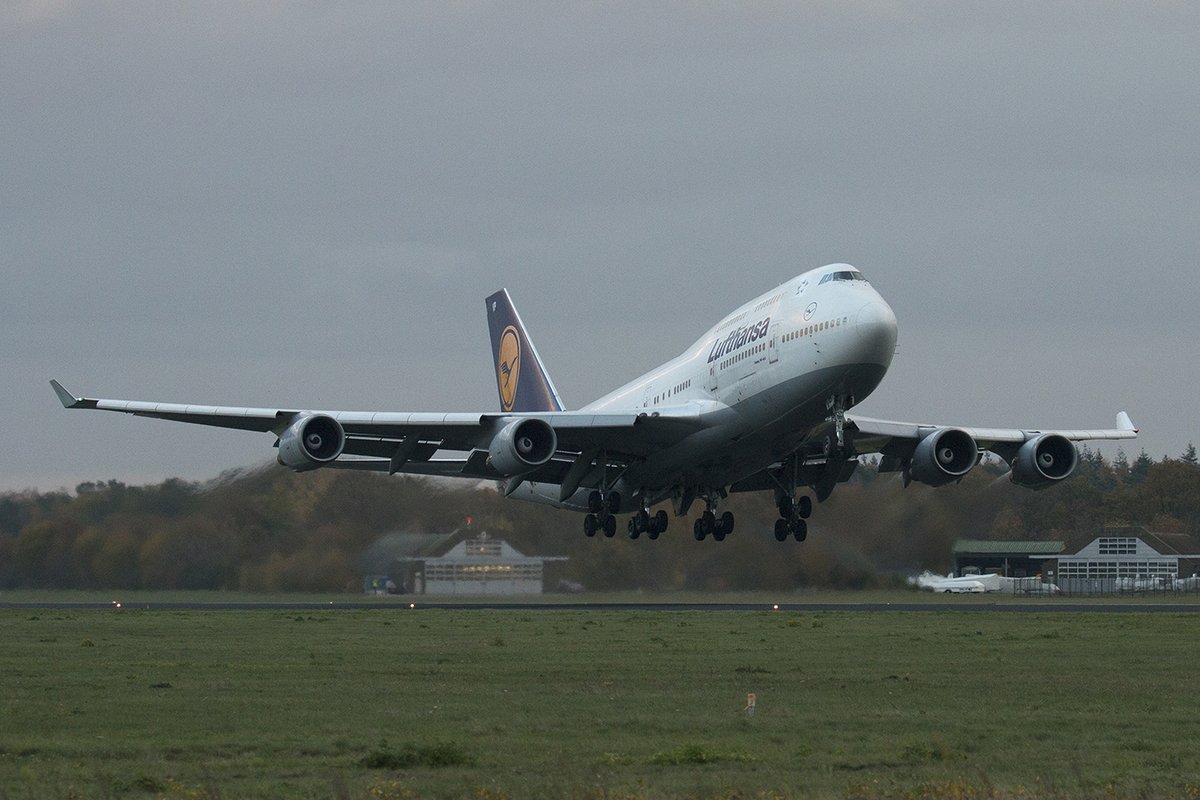 lufthansaNews's tweet image. Time to say good-bye: "Victor-Papa" left Enschede Airport yesterday afternoon. Currently she's waiting for her next flight from @Airport_FRA as LH9872 on her long final journey to MHV. Make sure to say good-bye! 👋🛫💙💛 @flightradar24 #planespotting