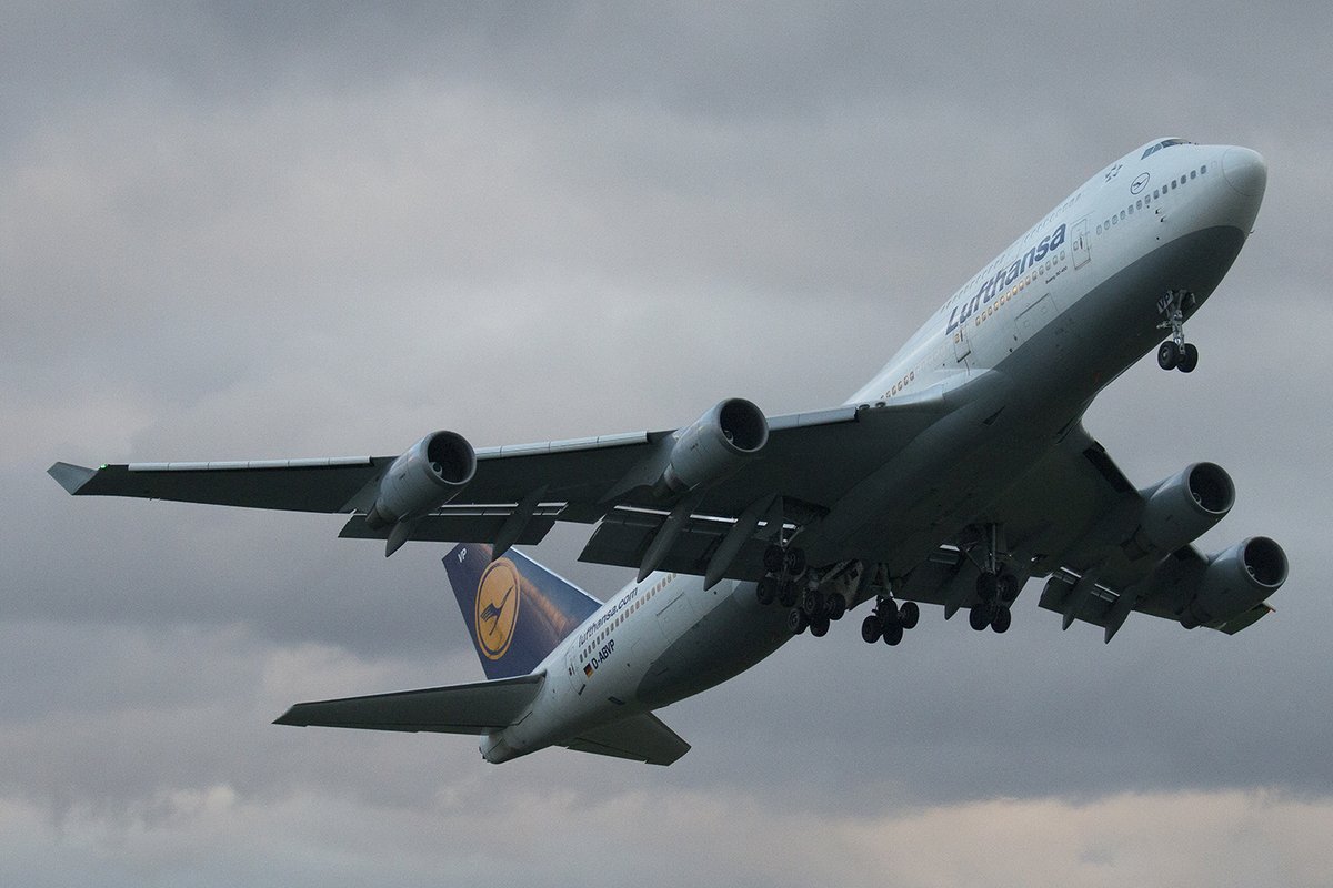 lufthansaNews's tweet image. Time to say good-bye: "Victor-Papa" left Enschede Airport yesterday afternoon. Currently she's waiting for her next flight from @Airport_FRA as LH9872 on her long final journey to MHV. Make sure to say good-bye! 👋🛫💙💛 @flightradar24 #planespotting