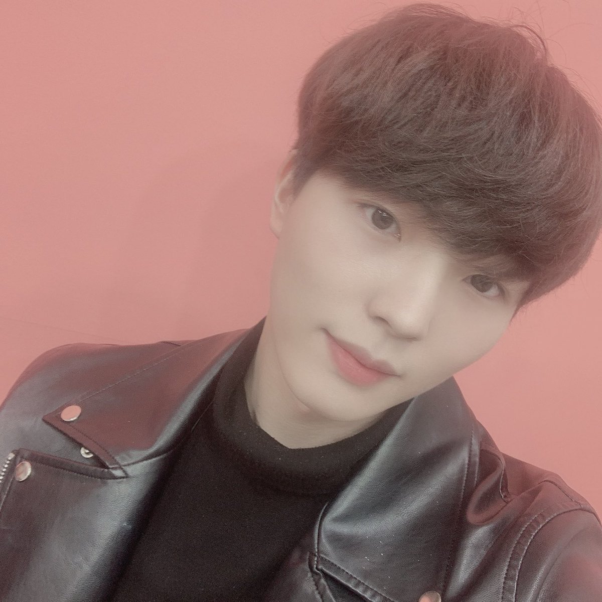 Noir__official's tweet photo. 어제 약속한 셀카~~
여러분 날씨 엄청 추우니
빨리 패딩 꺼내세요ㅎㅎ

#느와르 #호연 #NOIR #HOYEON
#셀카 #selfie #춥다 #추워!!!! #패딩 #꺼내요!!! https://t.co/iB8ulpd558