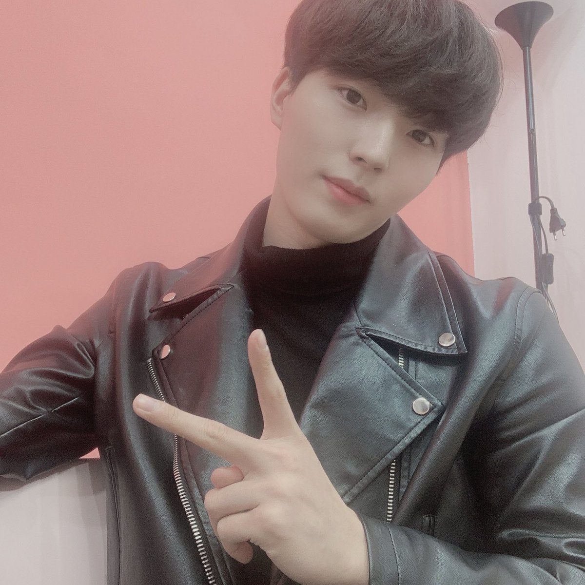 Noir__official's tweet photo. 어제 약속한 셀카~~
여러분 날씨 엄청 추우니
빨리 패딩 꺼내세요ㅎㅎ

#느와르 #호연 #NOIR #HOYEON
#셀카 #selfie #춥다 #추워!!!! #패딩 #꺼내요!!! https://t.co/iB8ulpd558