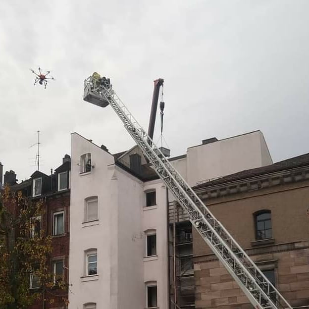 FurthLandkreis's tweet photo. Zu einem Dachstuhlbrand in die #StadtFürth wurde heute die #Feuerwehrdrohne des Landkreises nachgefordert. Die Unterstützungsgruppe Örtlicher Einsatzleiter (UG-ÖEL) betreibt das Fluggerät.
#feuerwehrlandkreisfürth #ffw #freiwilligefeuerwehr #drohne #multikopter #ugöel https://t.co/9Eovam48CE