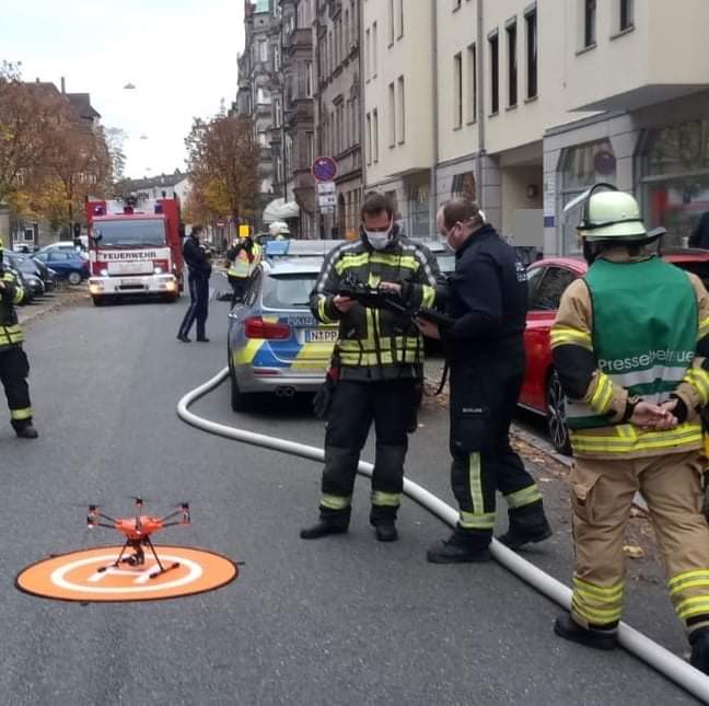 FurthLandkreis's tweet photo. Zu einem Dachstuhlbrand in die #StadtFürth wurde heute die #Feuerwehrdrohne des Landkreises nachgefordert. Die Unterstützungsgruppe Örtlicher Einsatzleiter (UG-ÖEL) betreibt das Fluggerät.
#feuerwehrlandkreisfürth #ffw #freiwilligefeuerwehr #drohne #multikopter #ugöel https://t.co/9Eovam48CE