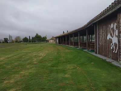 A pesar de las adversidades climatológicas, ven y disfruta de nuestras instalaciones, y sobre todo para este tiempo, de nuestra pista cubierta de practicas. Te esperamos!!.