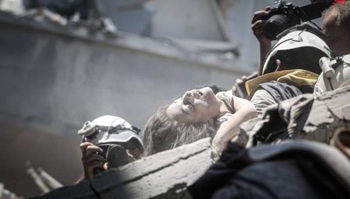 في المشفى ..
 الأم تنادي طفلتها الشهيدة الممزقة من خلف الباب .. و الله يا أمي ما كنت بدي أبعتك ع المدرسة، و الله كنت بدي خليكي نايمة ما كنت بدي أبعتك.
من استهداف مدينة أريحا صباحاً