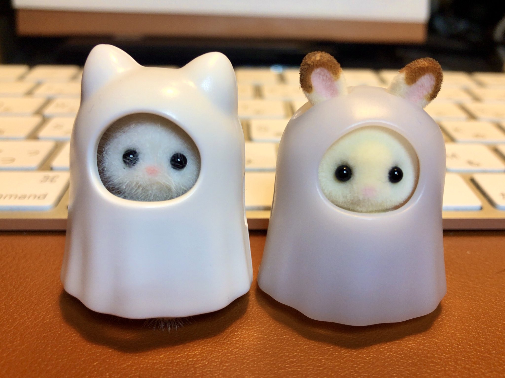 おやつ シルバニアファミリーの赤ちゃんなりきりシリーズ ペルシャネコの小さい赤ちゃんとシークレットのショコラウサギの小さい 赤ちゃん かわいいの権化 ショコラウサギの赤ちゃんのおばけ衣装は蓄光素材で暗闇で光るよ