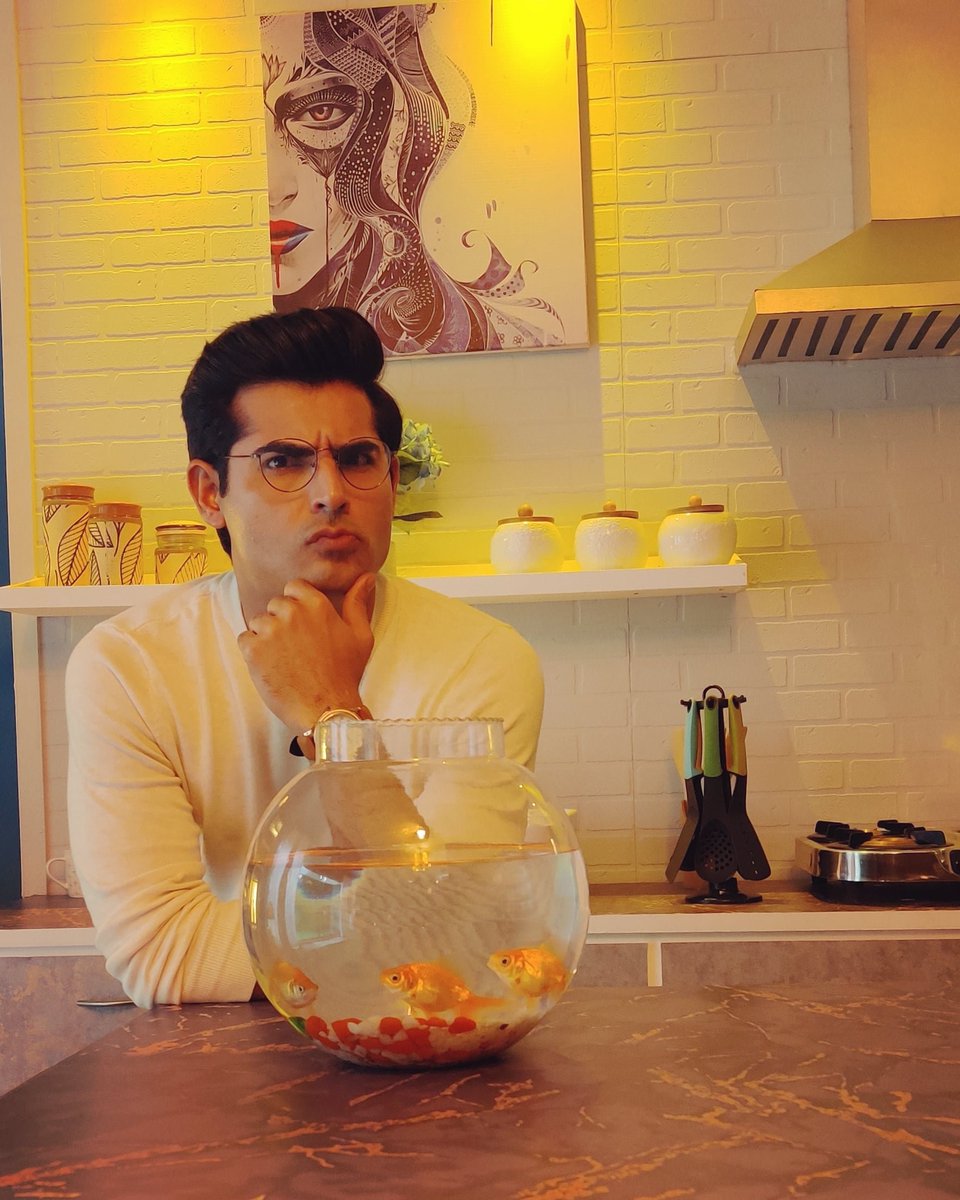 omkarkapoor's tweet photo. Something fishy out here ๐ค
#onset #inbetweentakes #moodtoday https://t.co/YfDvz5Xj9F